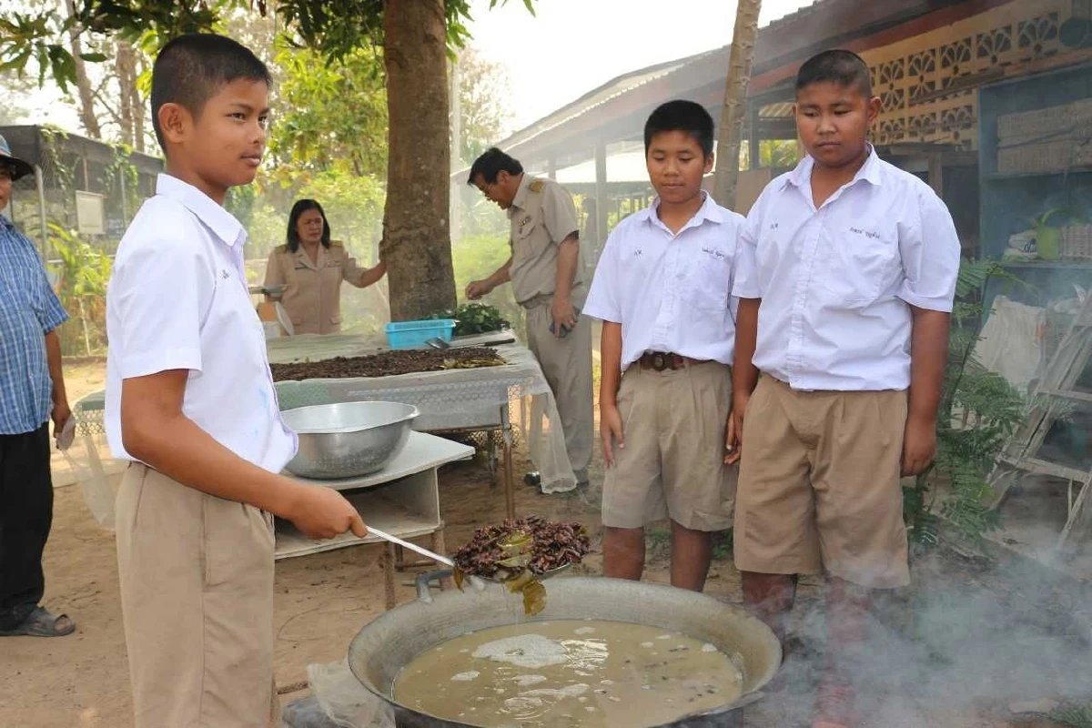 นักเรียนพิษณุโลกเลี้ยงจิ้งหรีดเป็นเมนูอาหารกลางวันแถมส่งสร้างขายรายได้งาม