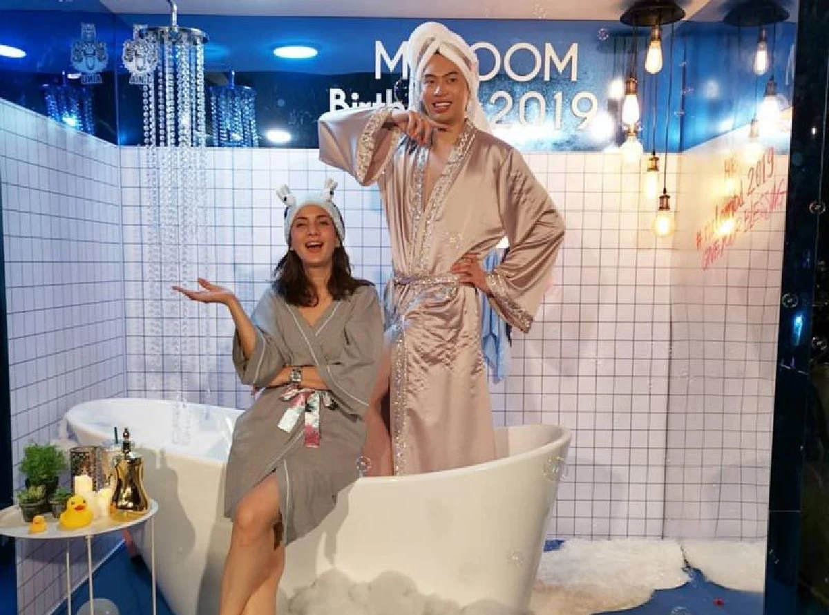 ดีเจมะตูม จัดปาร์ตี้วันเกิดสุดวาบหวิว ชวนพี่น้องเปลื้องผ้าลงอ่างอาบน้ำโชว์แซ่บ