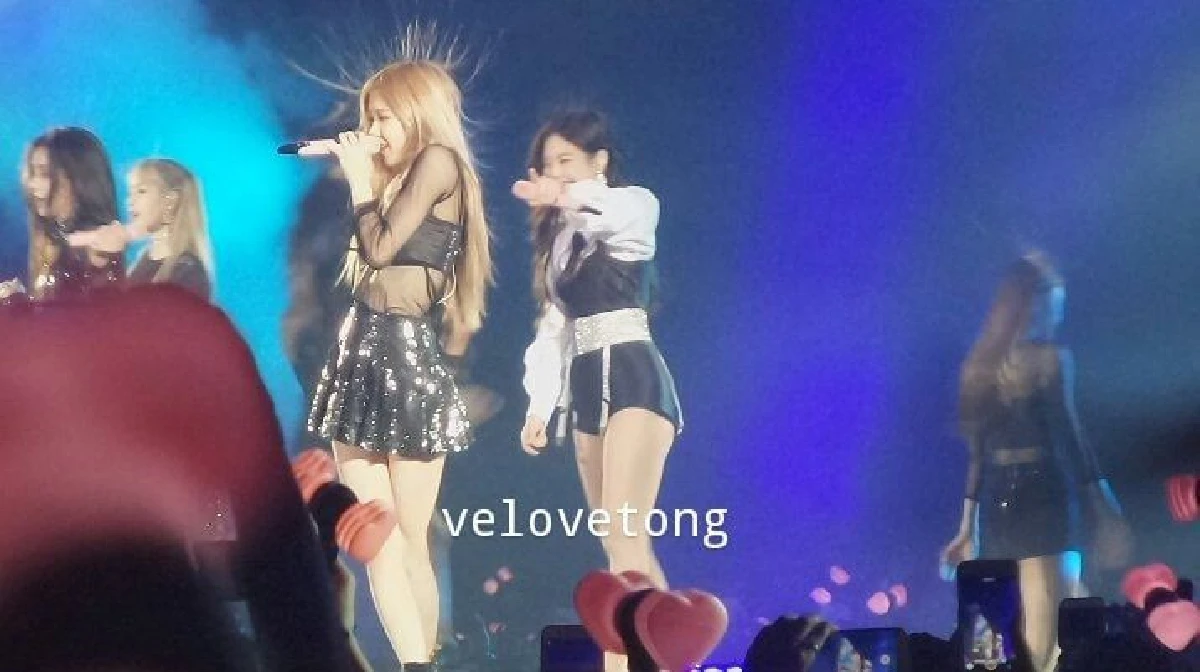 ช็อตฮาน่ารักๆของ 4 สาว BLACKPINK ไฟฟ้าสถิตผมชี้ฟูบนคอนเสิร์ตที่อินโด