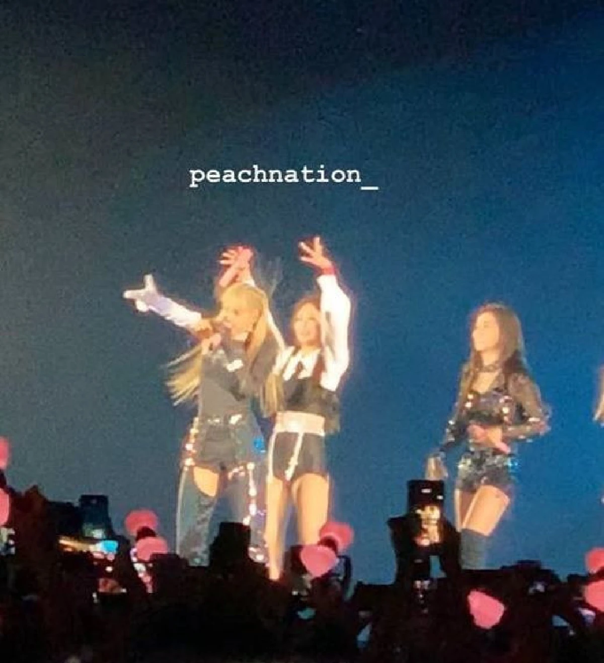 ช็อตฮาน่ารักๆของ 4 สาว BLACKPINK ไฟฟ้าสถิตผมชี้ฟูบนคอนเสิร์ตที่อินโด