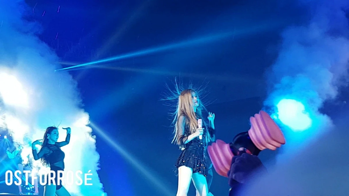 ช็อตฮาน่ารักๆของ 4 สาว BLACKPINK ไฟฟ้าสถิตผมชี้ฟูบนคอนเสิร์ตที่อินโด