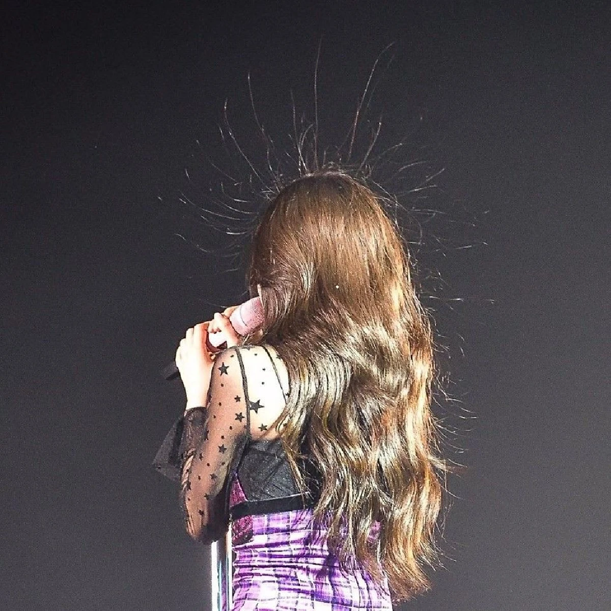 ช็อตฮาน่ารักๆของ 4 สาว BLACKPINK ไฟฟ้าสถิตผมชี้ฟูบนคอนเสิร์ตที่อินโด