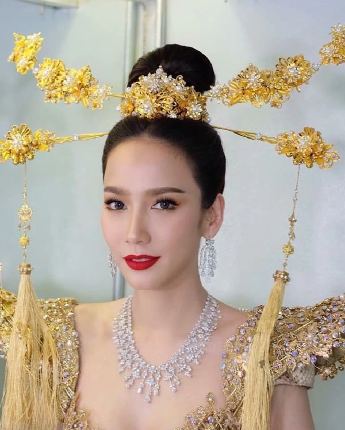 สวยแพงซื้อไม่ไหว! อั้ม พัชราภา ในลุคฮองเฮาสวมเครื่องเพชรมูลค่า 88 ล้าน