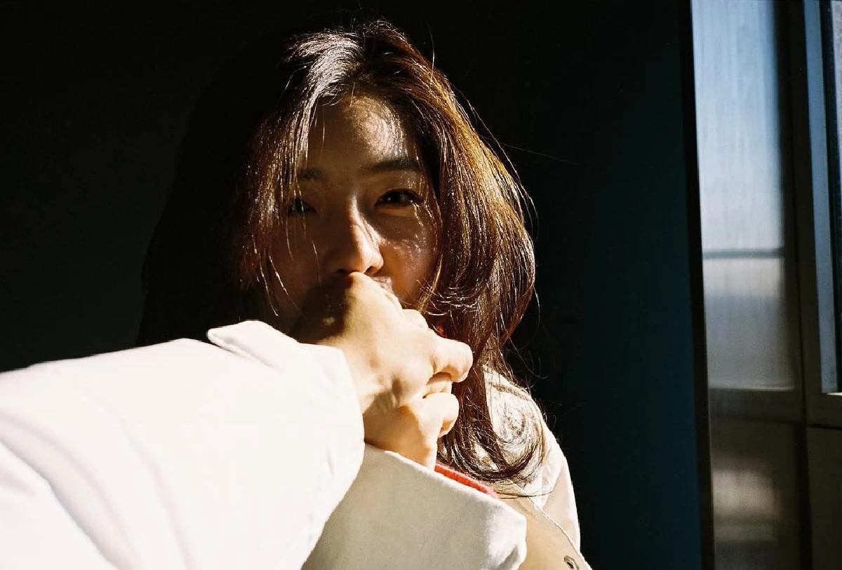 จียอน จุ๊บมืออวยพรวันเกิด ฮั่น เสิร์ฟความหวานให้ภาพเล่าเรื่อง