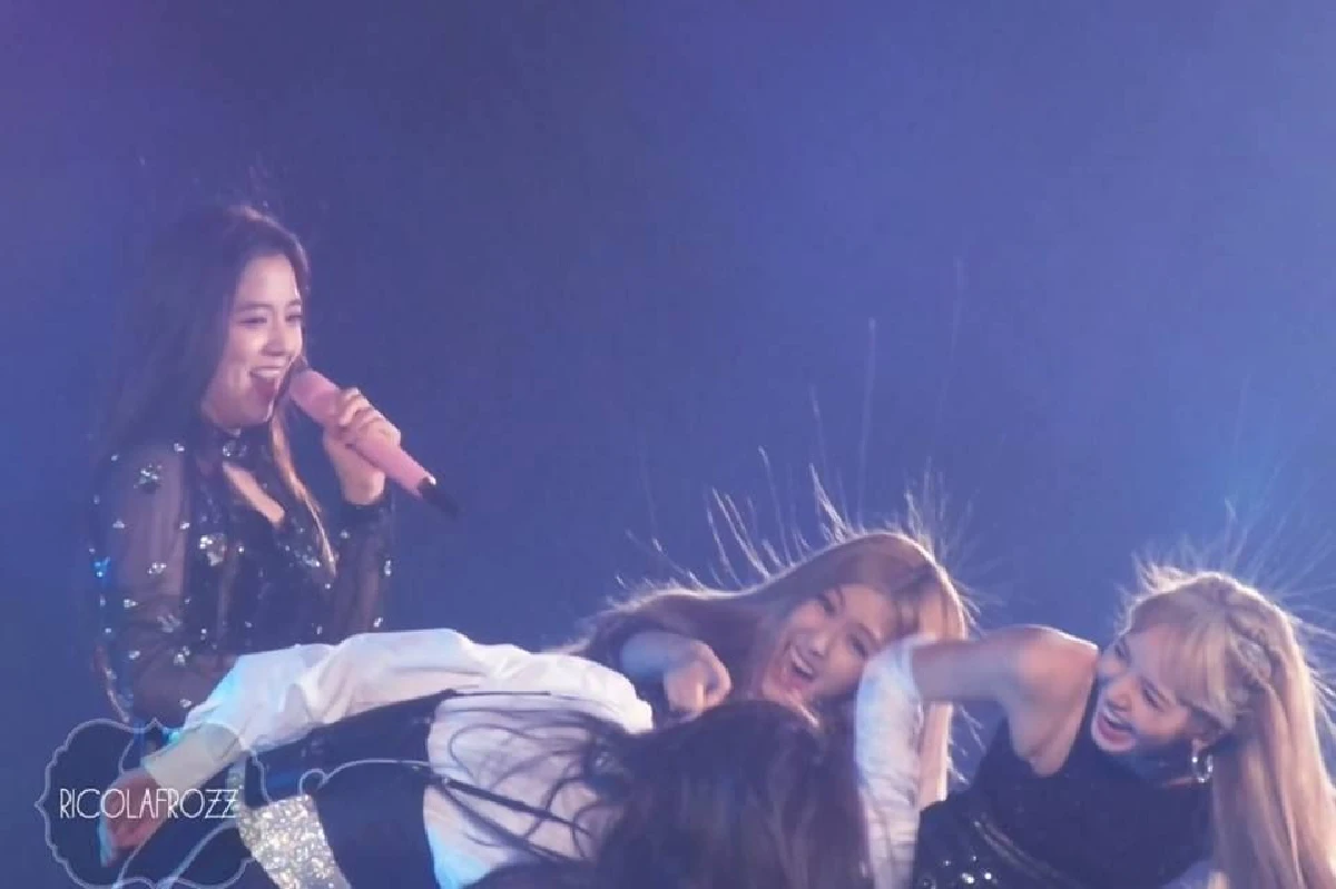 ช็อตฮาน่ารักๆของ 4 สาว BLACKPINK ไฟฟ้าสถิตผมชี้ฟูบนคอนเสิร์ตที่อินโด