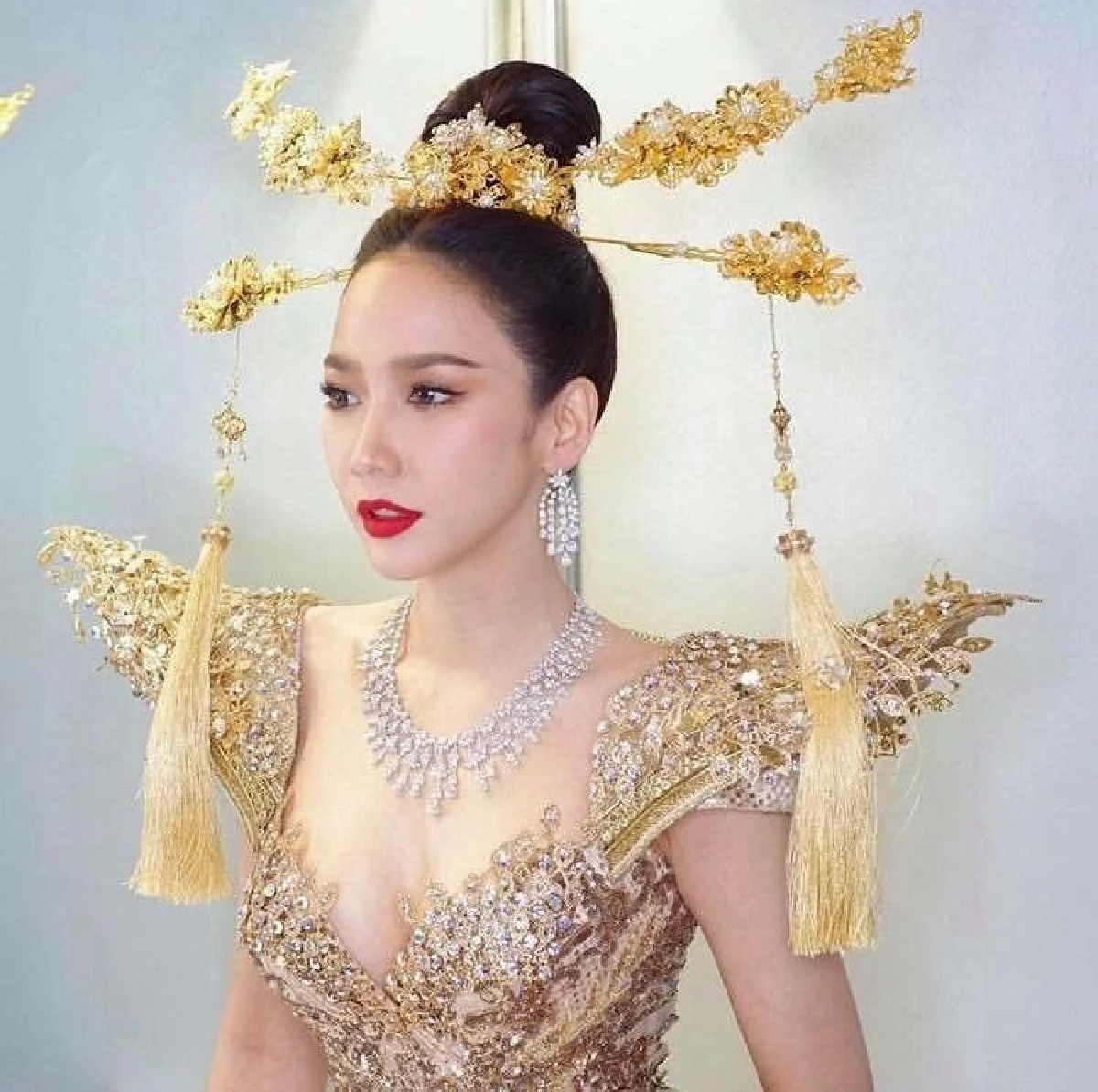 สวยแพงซื้อไม่ไหว! อั้ม พัชราภา ในลุคฮองเฮาสวมเครื่องเพชรมูลค่า 88 ล้าน