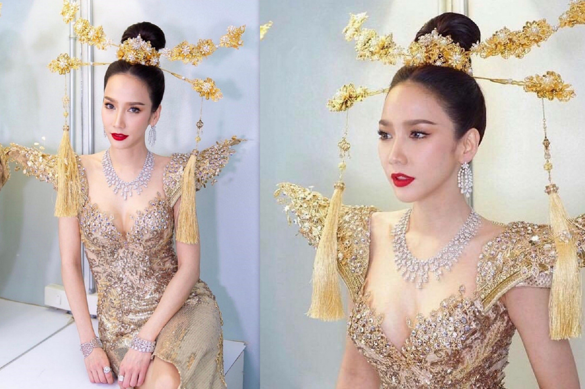 สวยแพงซื้อไม่ไหว! อั้ม พัชราภา ในลุคฮองเฮาสวมเครื่องเพชรมูลค่า 88 ล้าน สวยแพงซื้อไม่ไหว! อั้ม พัชราภา ในลุคฮองเฮาสวมเครื่องเพชรมูลค่า 88 ล้าน