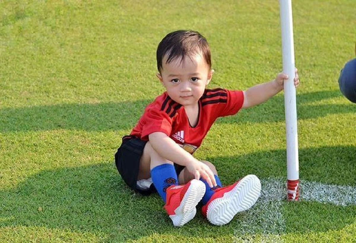 10 ภาพน่ารัก น็อต วิศรุต พาลูกแฝดเตะบอล ทำกิจกรรมแมนๆแบบพ่อลูก