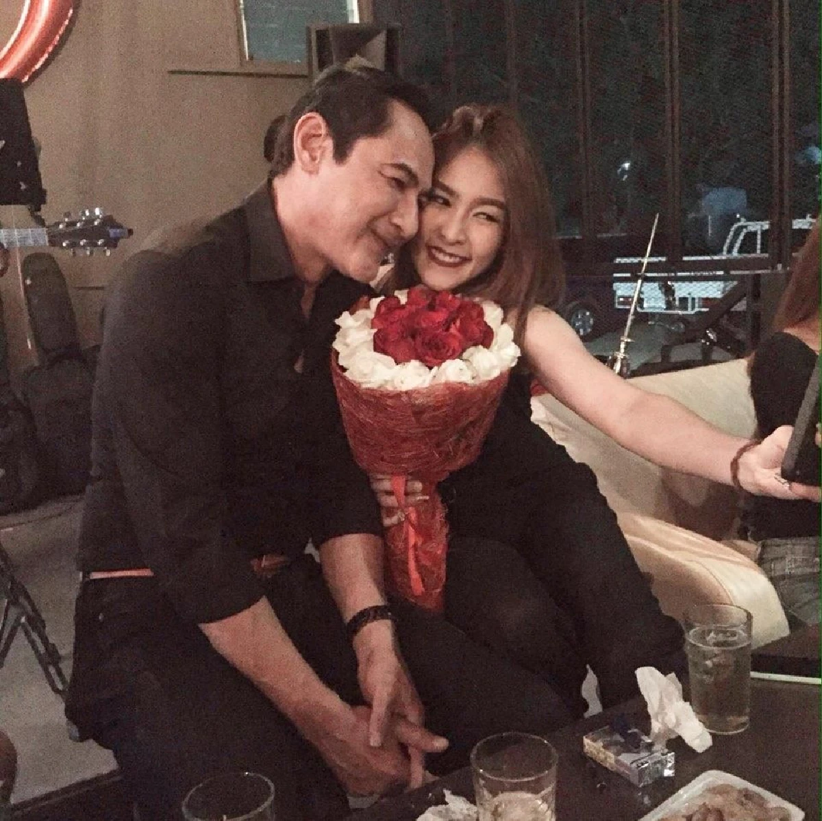 อายุไม่ใช่ปัญหา! ทองขาว ทำเซอร์ไพรส์ขอ น้องมิล แฟนสาวพริตตี้สุดแซ่บแต่งงานแล้ว