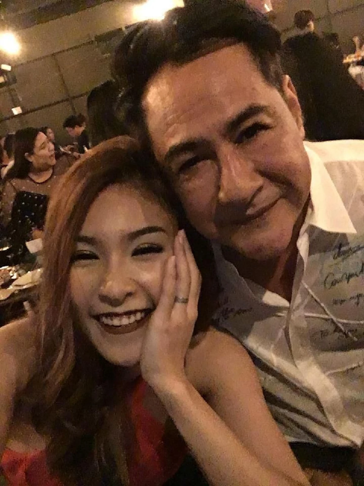 อายุไม่ใช่ปัญหา! ทองขาว ทำเซอร์ไพรส์ขอ น้องมิล แฟนสาวพริตตี้สุดแซ่บแต่งงานแล้ว