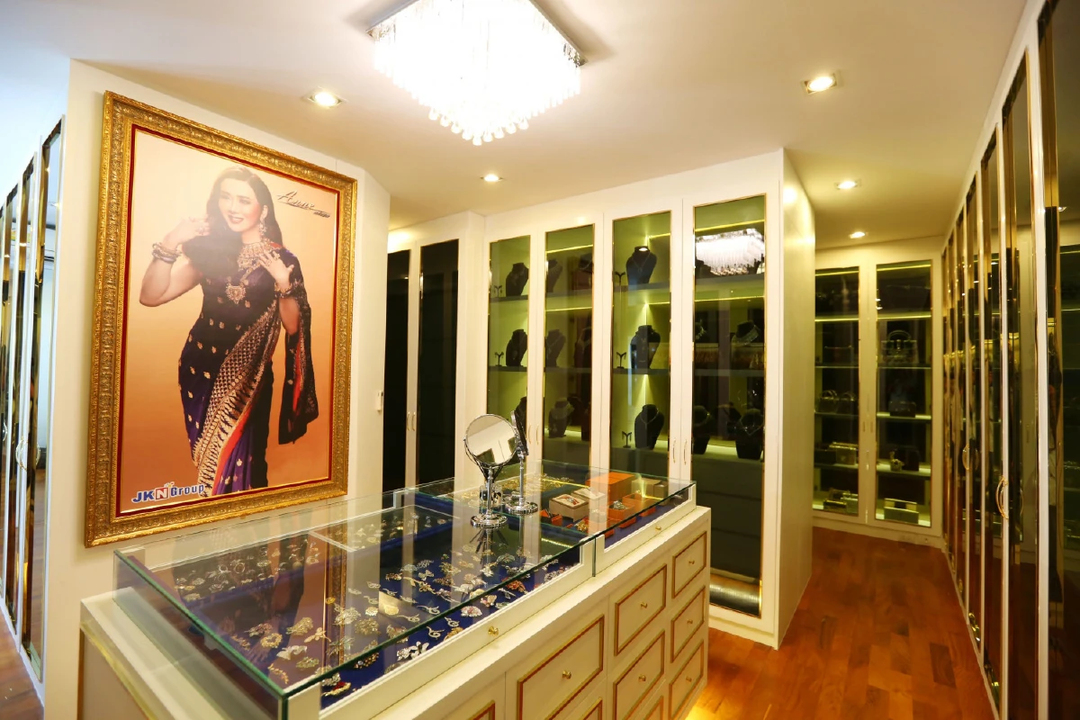 จักรพงษ์ จักราจุฑาธิบดิ์ ชุดส่าหรีพันล้าน