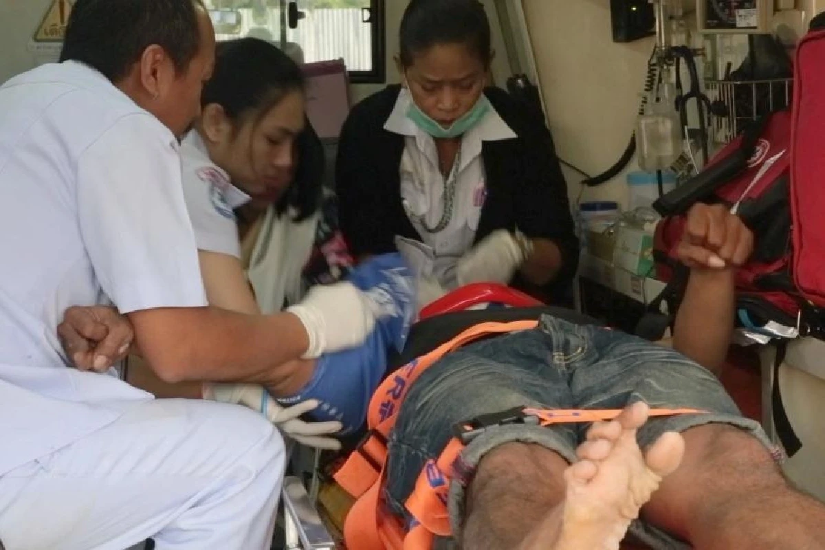 ตำรวจบุกอุ้มตัว-ตัดเชือกช่วยหนุ่มคลั่งรักผูกคอประชดแฟน