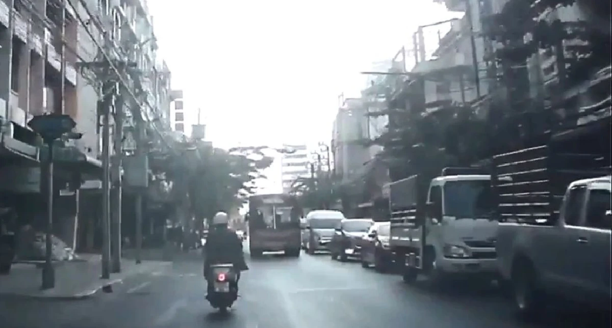 อีกล่ะ.! เจ้าพ่อเจริญกรุง "รถเมล์" ย้อนศรไม่สนใจใคร