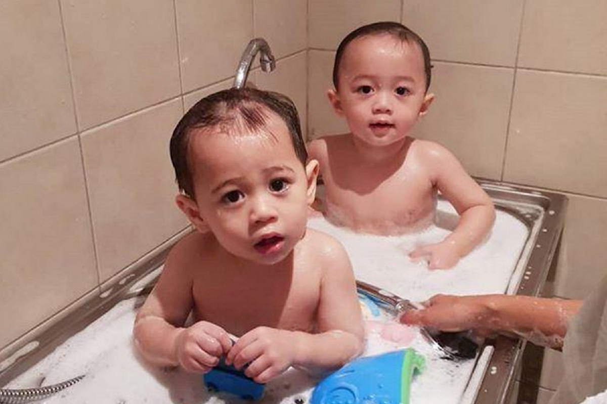 แม่ไม่อยู่หนูร่าเริง! สายฟ้า-พายุ สนุกสนานแช่ตัวในซิงค์ล้างจาน แม่ไม่อยู่หนูร่าเริง! สายฟ้า-พายุ สนุกสนานแช่ตัวในซิงค์ล้างจาน