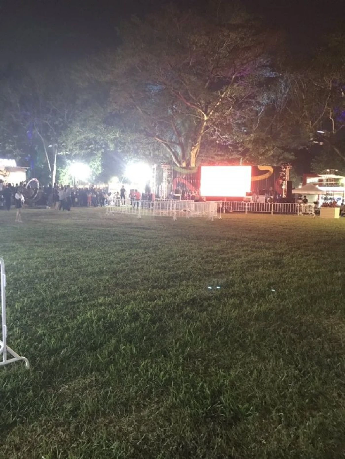 ความน่ารักของนุช เป๊ก ผลิตโชค เล่นคอนเสิร์ตจบ..งานไร้ขยะสะอาดเอี่ยม