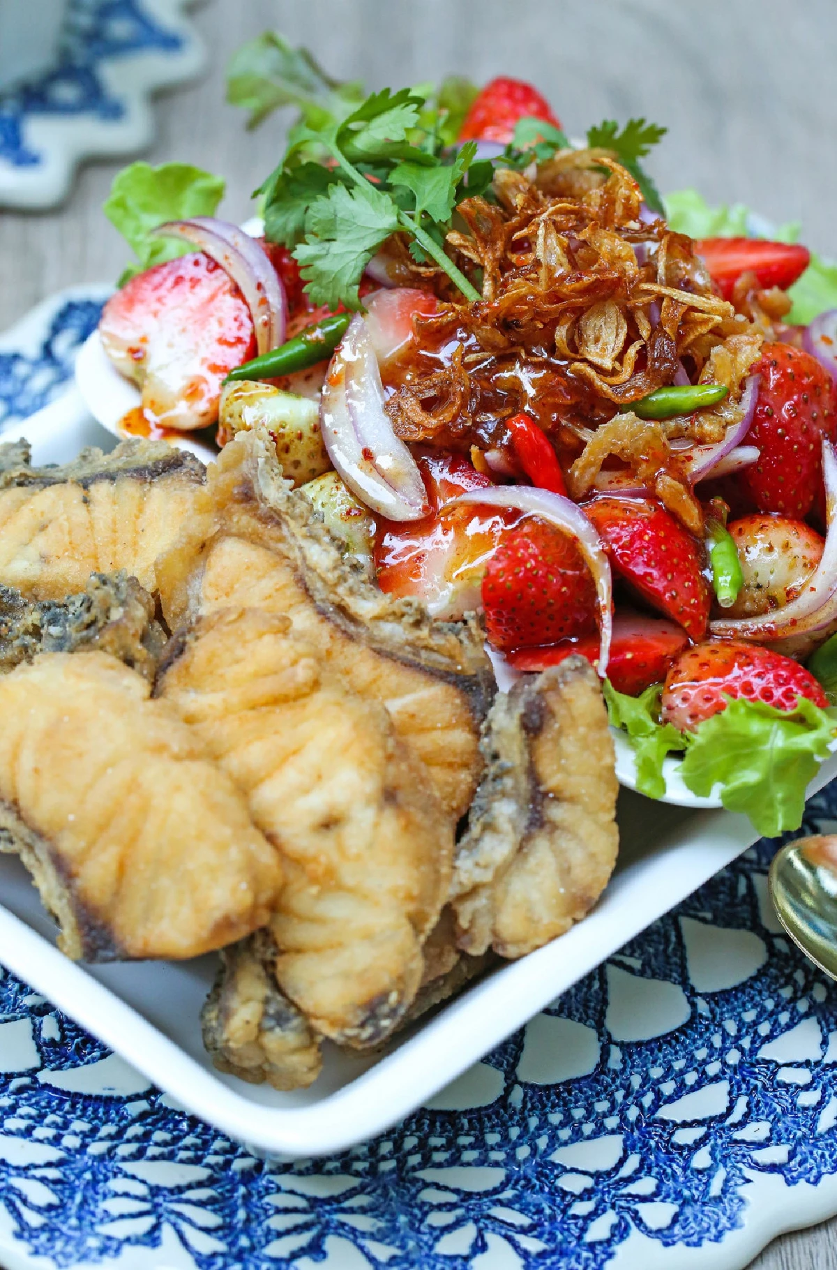 คืบก็ทะเล ศอกก็ทะเล สลัดปลาทอดน้ำปลาหวานสตรอเบอร์รี่