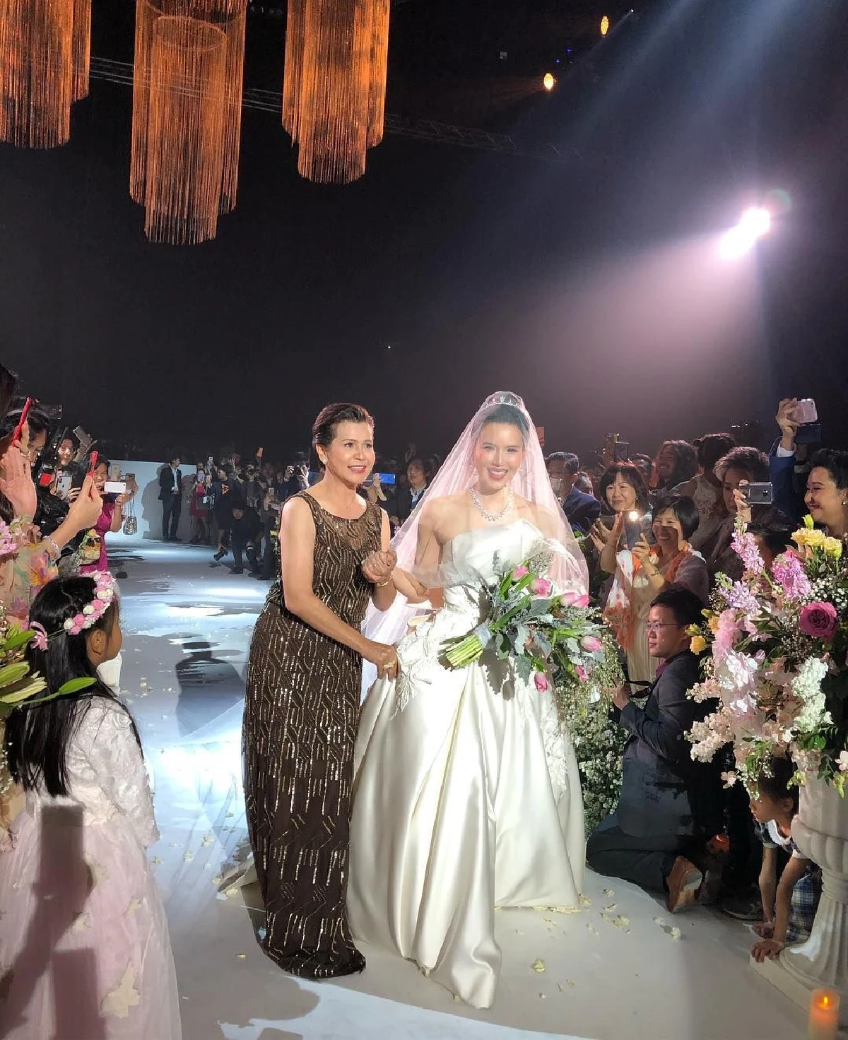 เจ้าสาวสวยมาก! เจี๊ยบ พิจิตตรา กับชุดแต่งงาน 3 ชุดลุคไหนก็สวยหวานดั่งเจ้าหญิง