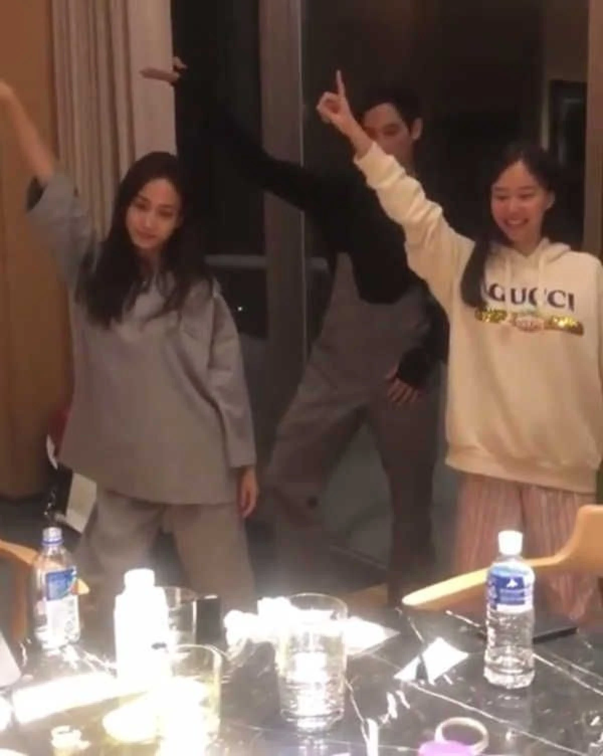 จริตต้องมีอินเนอร์ต้องมา! แต้ว-เต้ย-เจมส์จิ โชว์สเต็ป Solo เจนนี่ BLACKPINK (คลิป)