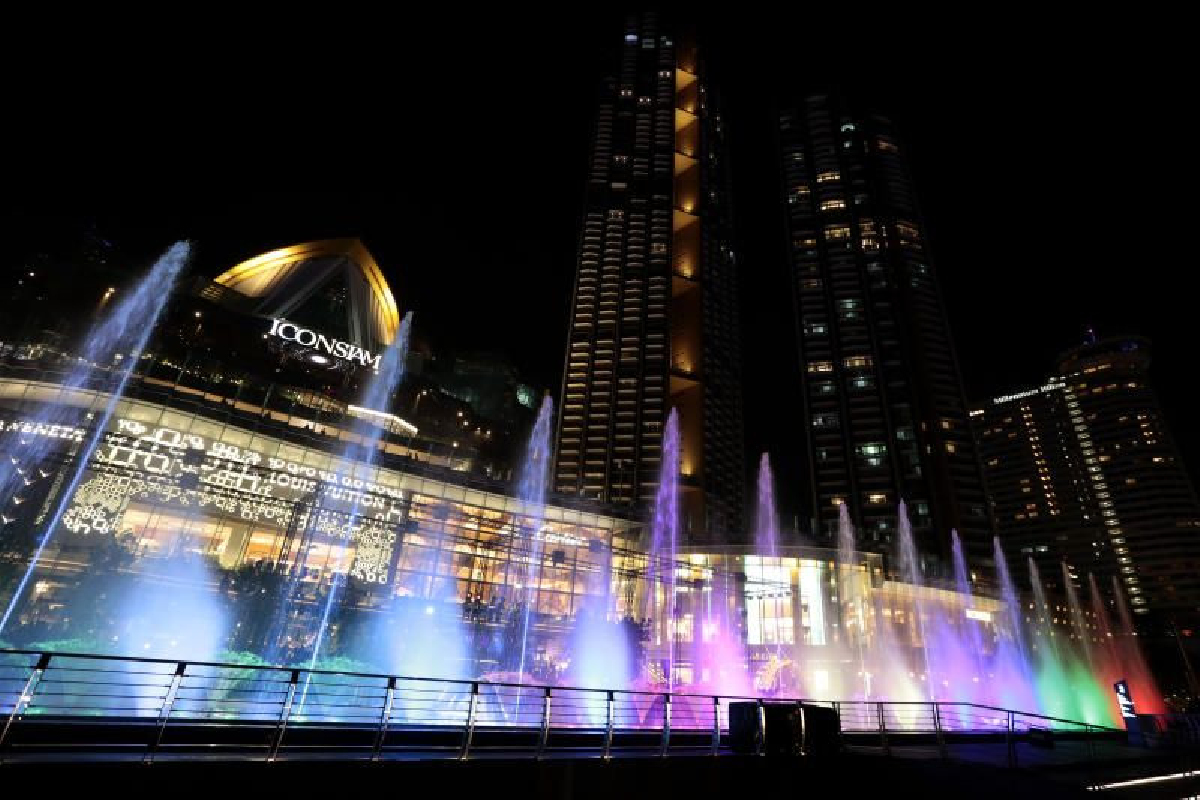 ม่านน้ำแห่งแสงสี...ยาวที่สุดในอาเซียน ม่านน้ำแห่งแสงสี...ยาวที่สุดในอาเซียน