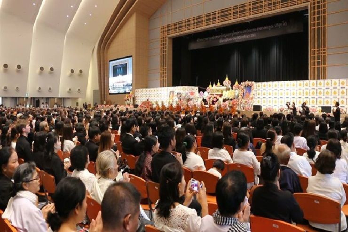 ศิษย์หลั่งไหลวางดอกไม้จันทน์-กราบลาหลวงพ่อคูณแน่น ศิษย์หลั่งไหลวางดอกไม้จันทน์-กราบลาหลวงพ่อคูณแน่น