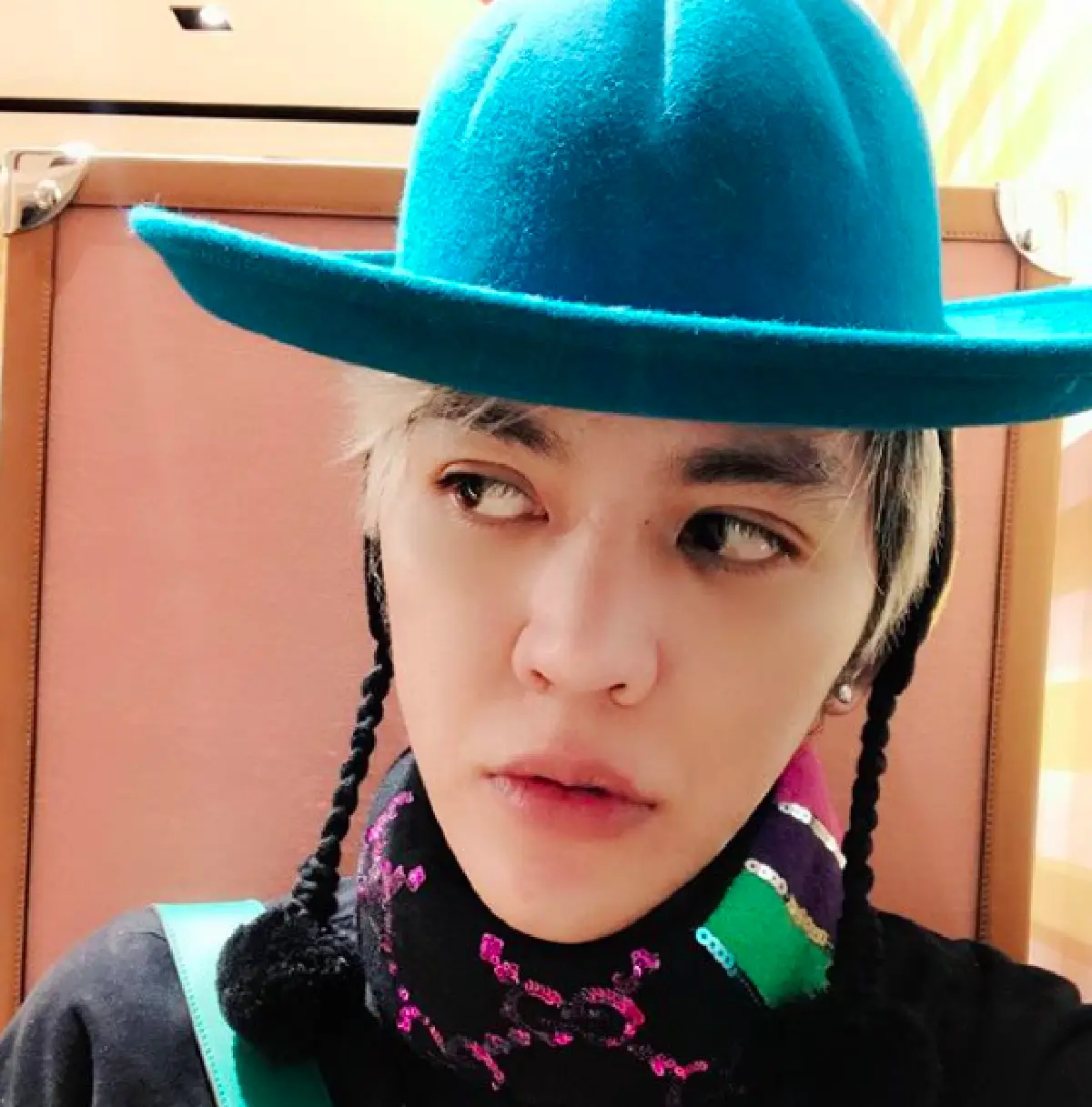 ไม่พูดเยอะดูเอาเอง! ส่องแฟชั่นกระโปรงสุดแซ่บของ “ดัง พันกร” ที่โดดเด่นจนหันกลับมามอง