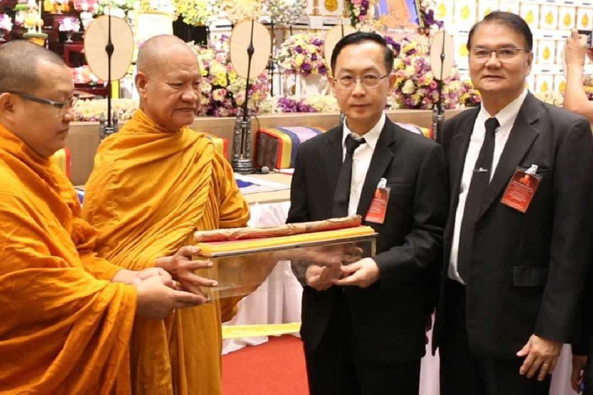 ลูกศิษย์นำ "ไม้เคาะหัว" ที่หลวงพ่อคูณใช้มอบให้มข.เพื่อเก็บไว้เป็นอนุสรณ์ ลูกศิษย์นำ "ไม้เคาะหัว" ที่หลวงพ่อคูณใช้มอบให้มข.เพื่อเก็บไว้เป็นอนุสรณ์