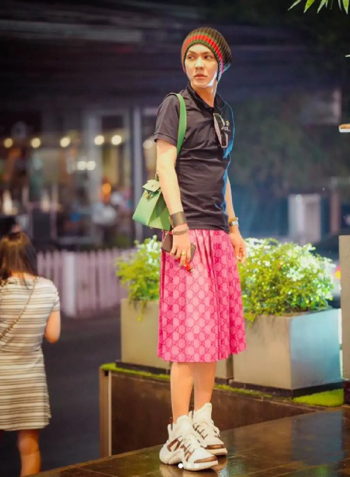 ไม่พูดเยอะดูเอาเอง! ส่องแฟชั่นกระโปรงสุดแซ่บของ “ดัง พันกร” ที่โดดเด่นจนหันกลับมามอง