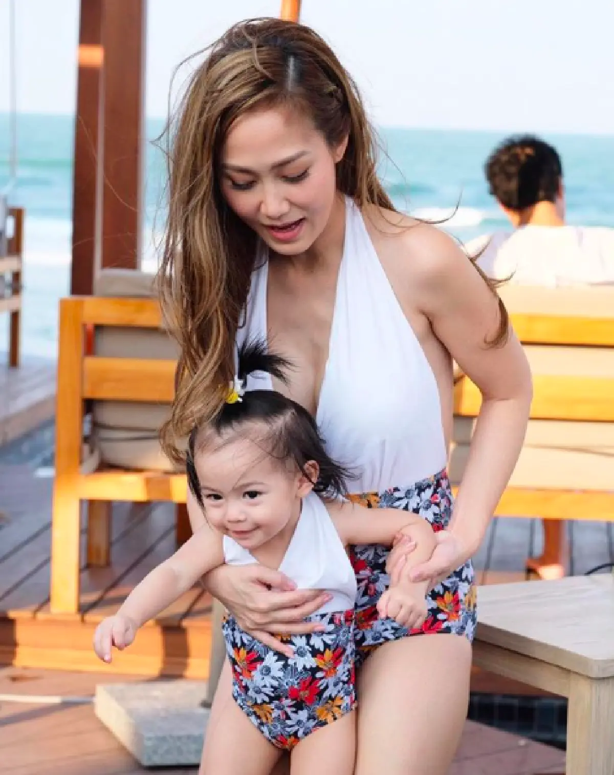 “ไฮโซน้ำหวาน” นุ่งบิกีนี่สีชมพูอวดหุ่นสุดเป๊ะเข้าที่ พา “นาวิน ต้าร์” และลูกสาวพักผ่อนเที่ยวทะเล