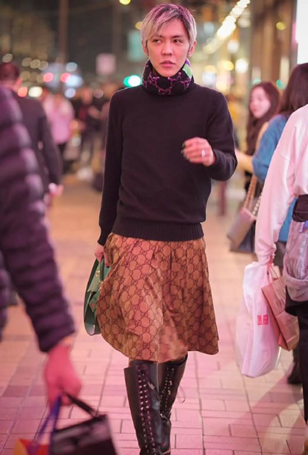 ไม่พูดเยอะดูเอาเอง! ส่องแฟชั่นกระโปรงสุดแซ่บของ “ดัง พันกร” ที่โดดเด่นจนหันกลับมามอง