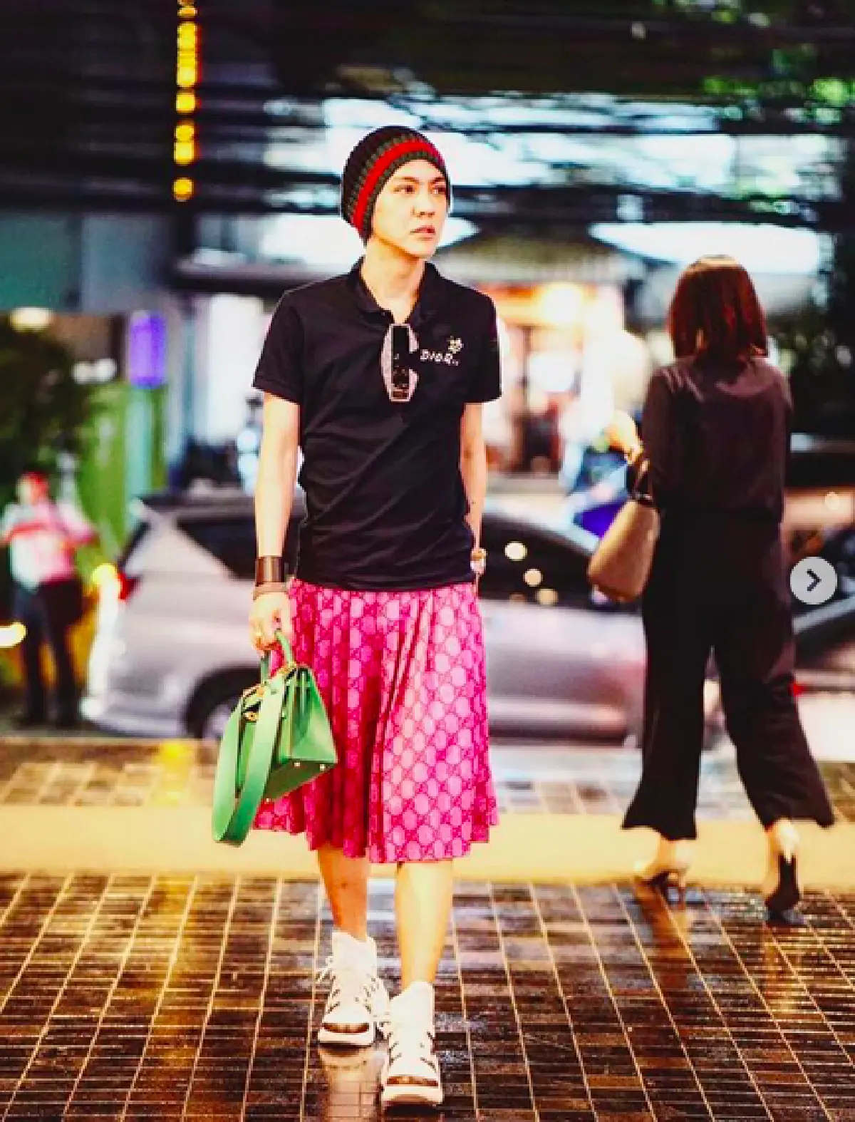 ไม่พูดเยอะดูเอาเอง! ส่องแฟชั่นกระโปรงสุดแซ่บของ “ดัง พันกร” ที่โดดเด่นจนหันกลับมามอง