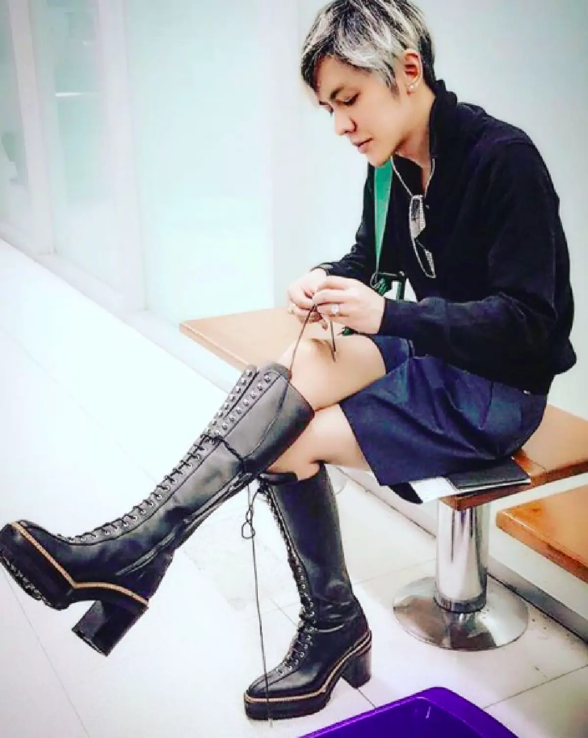 ไม่พูดเยอะดูเอาเอง! ส่องแฟชั่นกระโปรงสุดแซ่บของ “ดัง พันกร” ที่โดดเด่นจนหันกลับมามอง