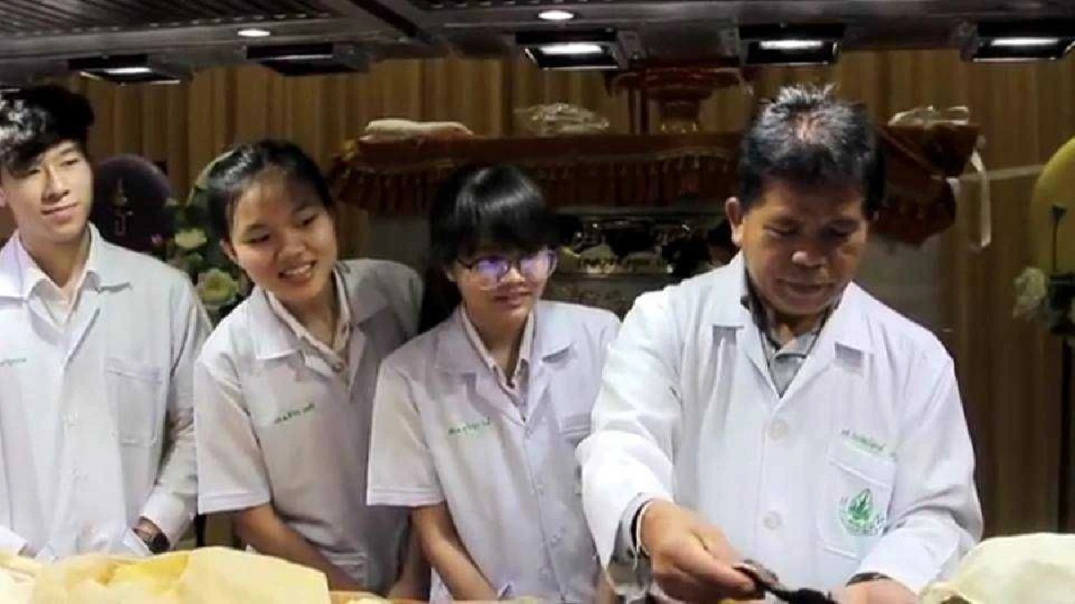 อัศจรรย์! หมอผู้ผ่าร่างเผย กระดูกหลวงพ่อคูณเป็นสีชมพูระเรื่อ กล้ามเนื้อแข็งแรงเหมือนคนหนุ่ม