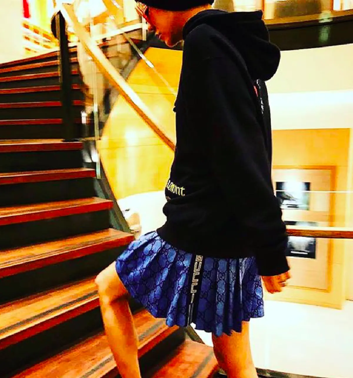 ไม่พูดเยอะดูเอาเอง! ส่องแฟชั่นกระโปรงสุดแซ่บของ “ดัง พันกร” ที่โดดเด่นจนหันกลับมามอง