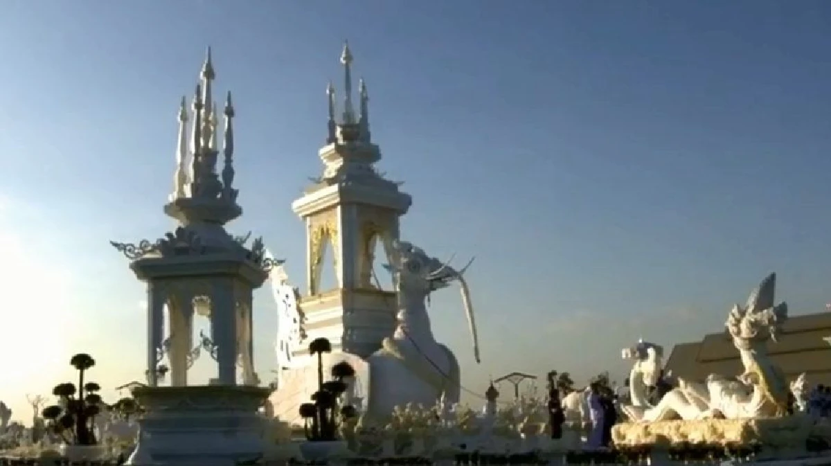 นายกฯ นำรัฐมนตรีร่วมพิธีพระราชทานเพลิง "หลวงพ่อคูณ"