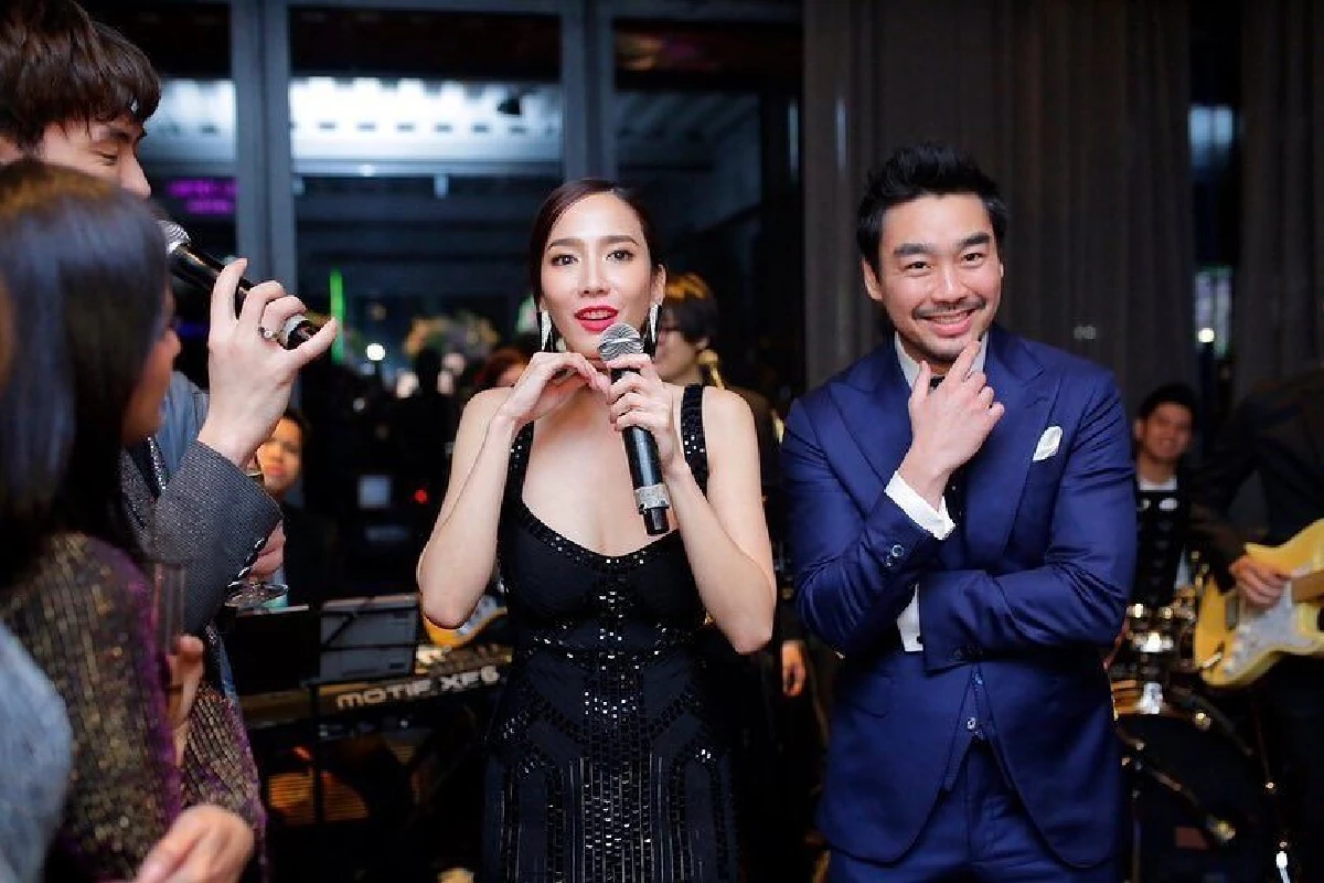 หวานมากแม่! อั้ม พัชราภา ดูแลไม่ห่าง ไฮโซพก เล่นสกีจนแขนหักที่ญี่ปุ่น 