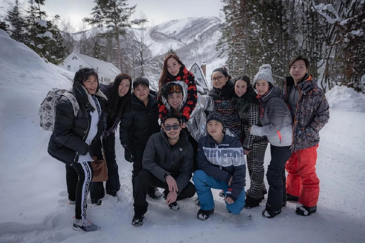 หวานมากแม่! อั้ม พัชราภา ดูแลไม่ห่าง ไฮโซพก เล่นสกีจนแขนหักที่ญี่ปุ่น 