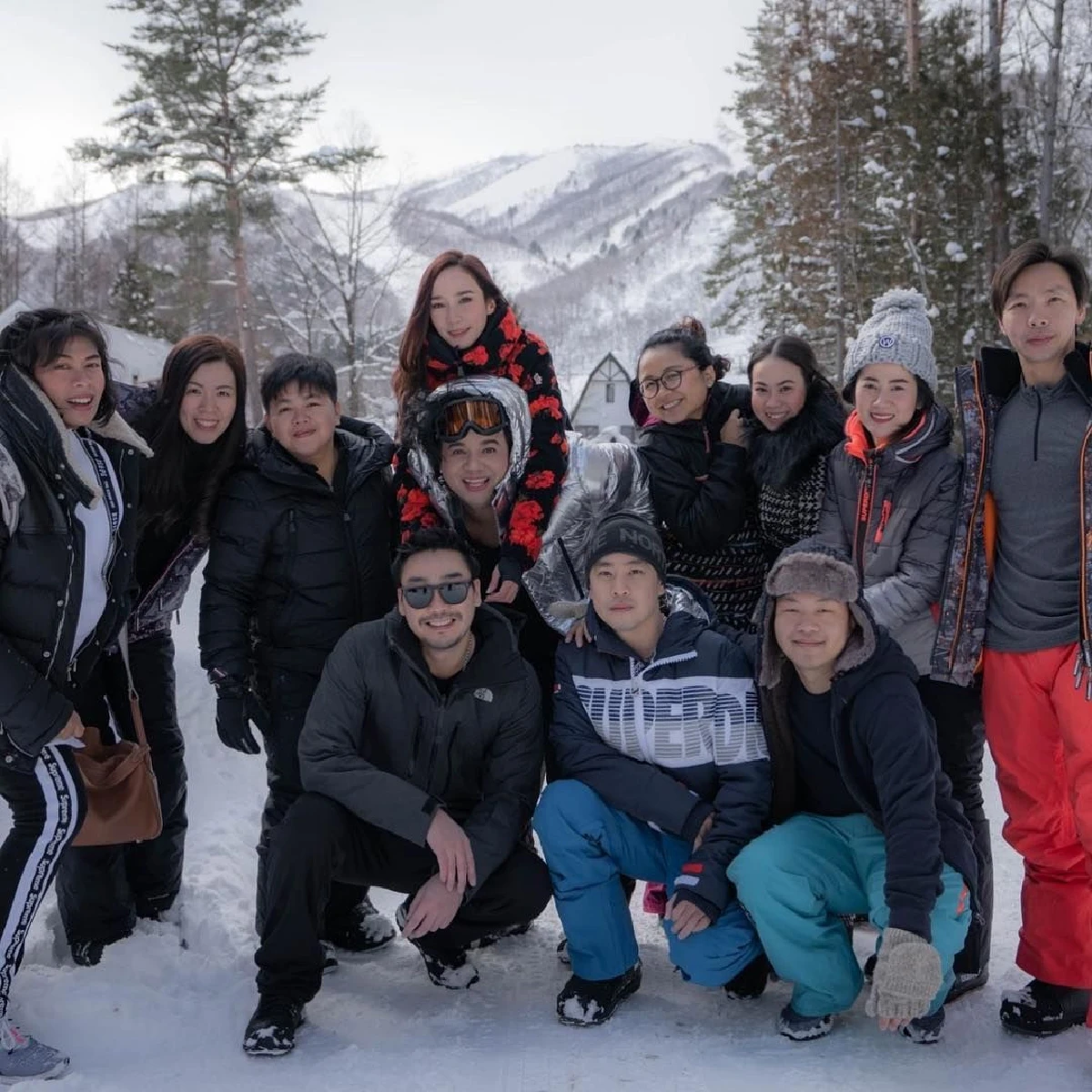 หวานมากแม่! อั้ม พัชราภา ดูแลไม่ห่าง ไฮโซพก เล่นสกีจนแขนหักที่ญี่ปุ่น 