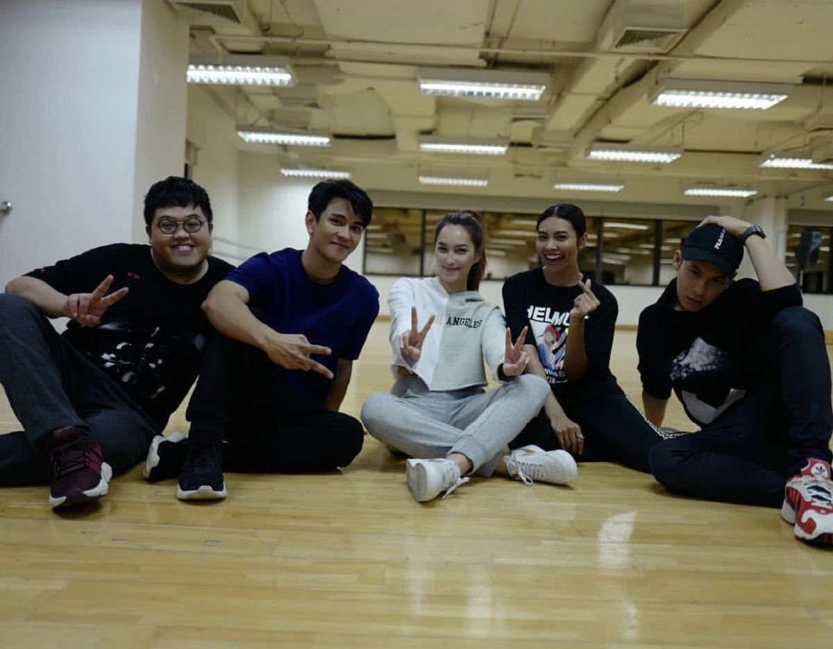 บี น้ำทิพย์ สวยเด็ดเผ็ดทุกท่วงท่า! หวนจับไมค์โชว์ร้องเต้นจัดเต็ม