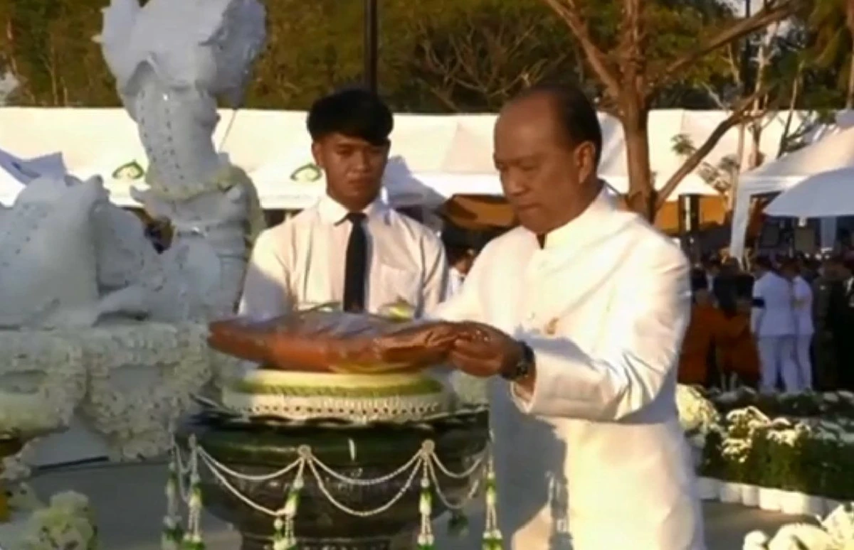นายกฯ นำรัฐมนตรีร่วมพิธีพระราชทานเพลิง "หลวงพ่อคูณ"