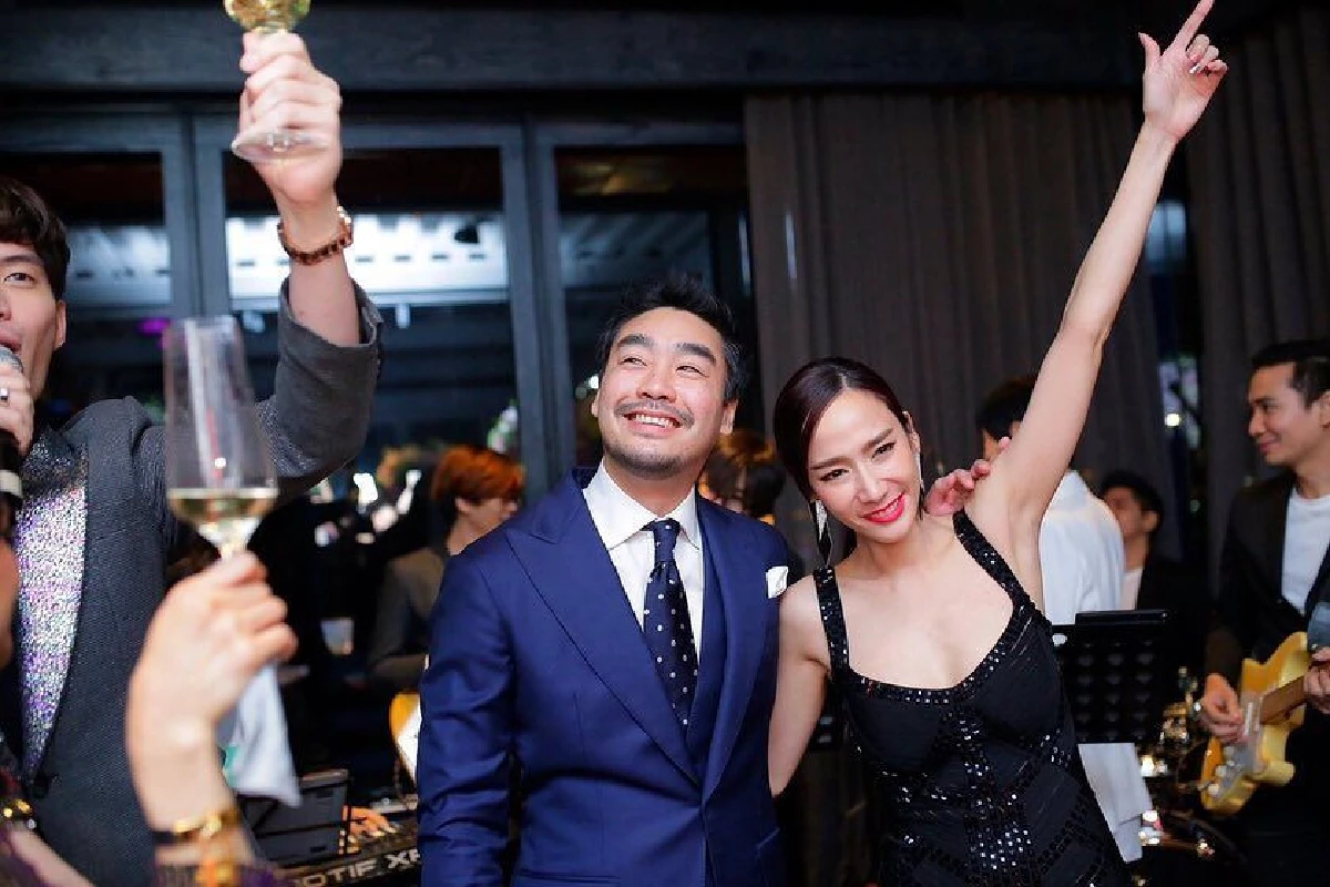 หวานมากแม่! อั้ม พัชราภา ดูแลไม่ห่าง ไฮโซพก เล่นสกีจนแขนหักที่ญี่ปุ่น 