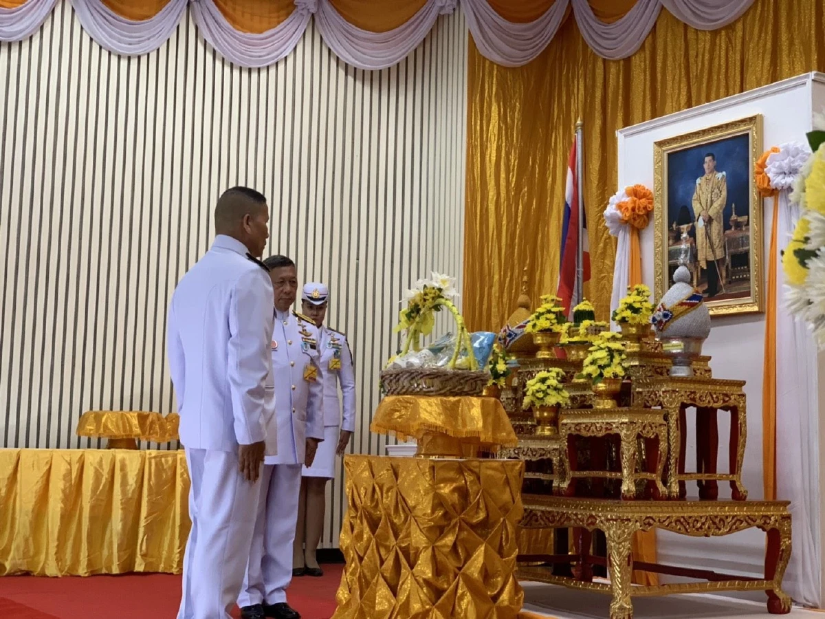 เชิญพระราชกระแสชมเชยดาบตำรวจยืนร้องเพลงเตือนรักษากฎจราจรช่วงปีใหม่