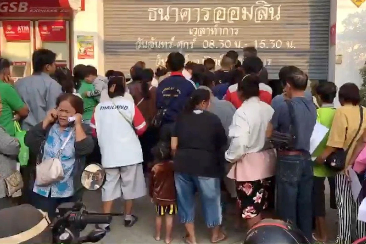 ผู้ถือบัตรคนจนแห่ต่อคิวขอชดเชยคืนภาษีแน่นธนาคาร