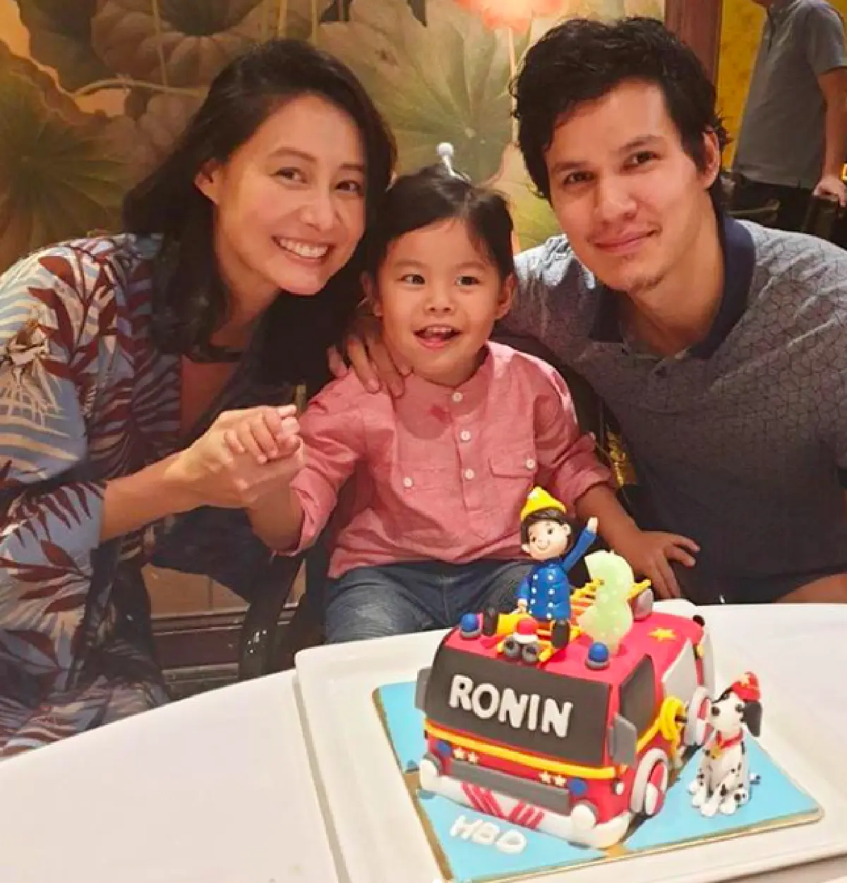 ออร่านายใหญ่มาแต่เด็ก! "เอ๊ะ ศศิกานต์” พาลูกชาย “น้องโรนิน"ตรวจธุรกิจโรงงานผลิตซอสปรุงรส