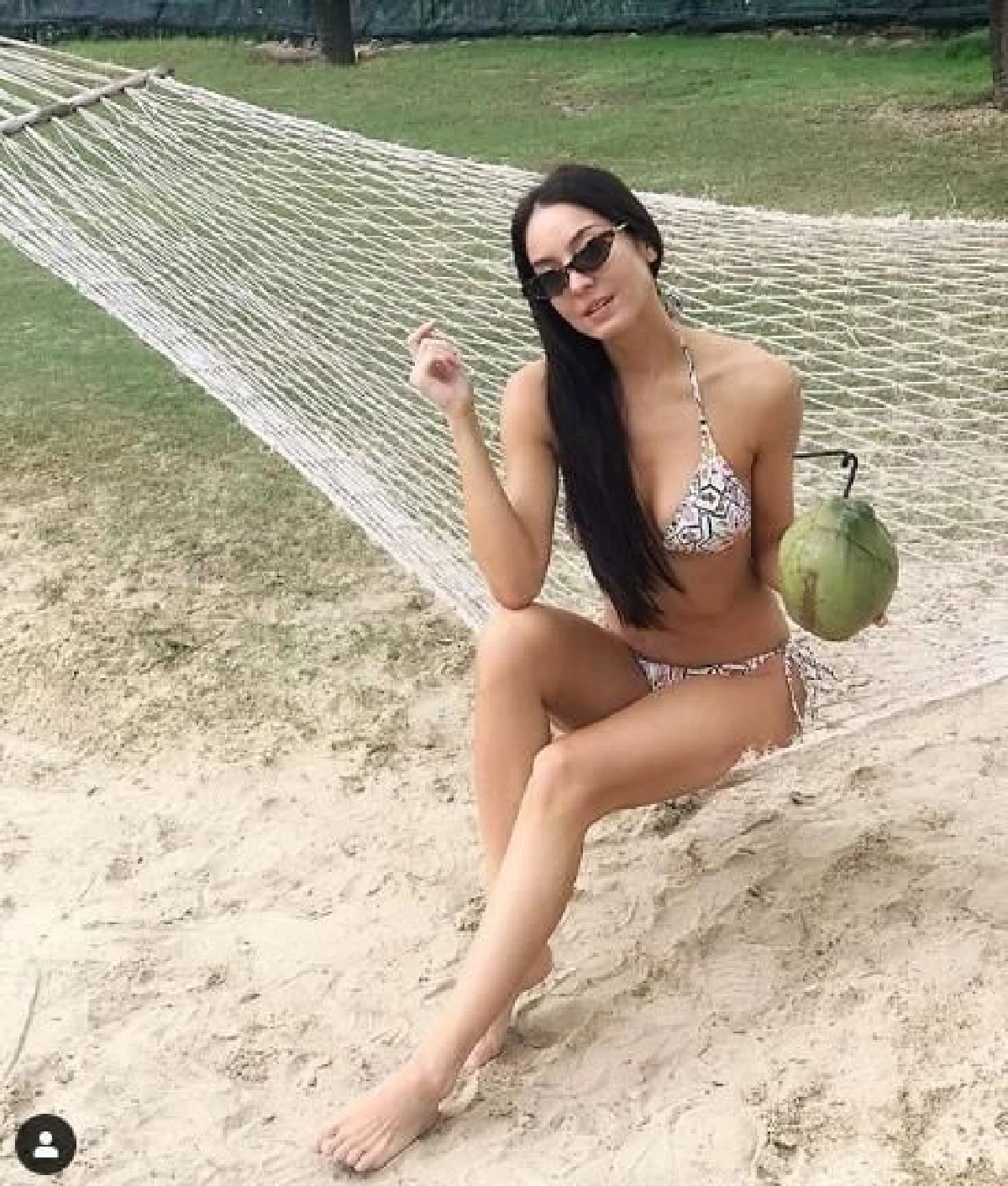 แซ่บดีกรีนางแบบ! โอซา แวง นุ่งชุดว่ายน้ำเว้าสูง อวดรอยสักผีเสื้อในร่มผ้า