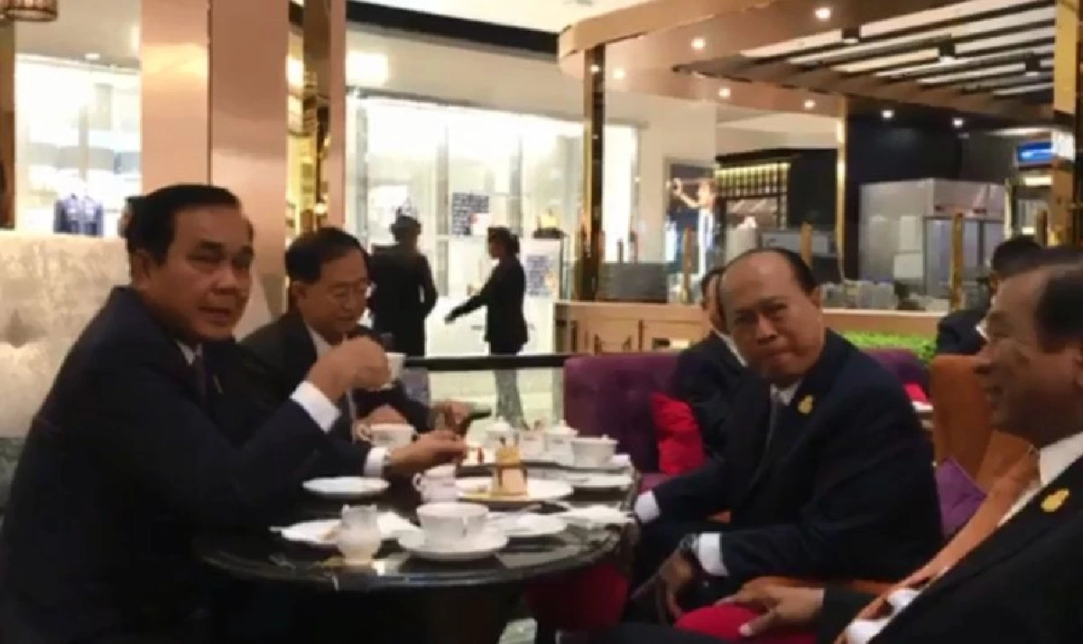 โมเมนต์หายาก "บิ๊กตู่" นั่งจิบกาแฟกลางห้างในรอบกว่า 10 ปี