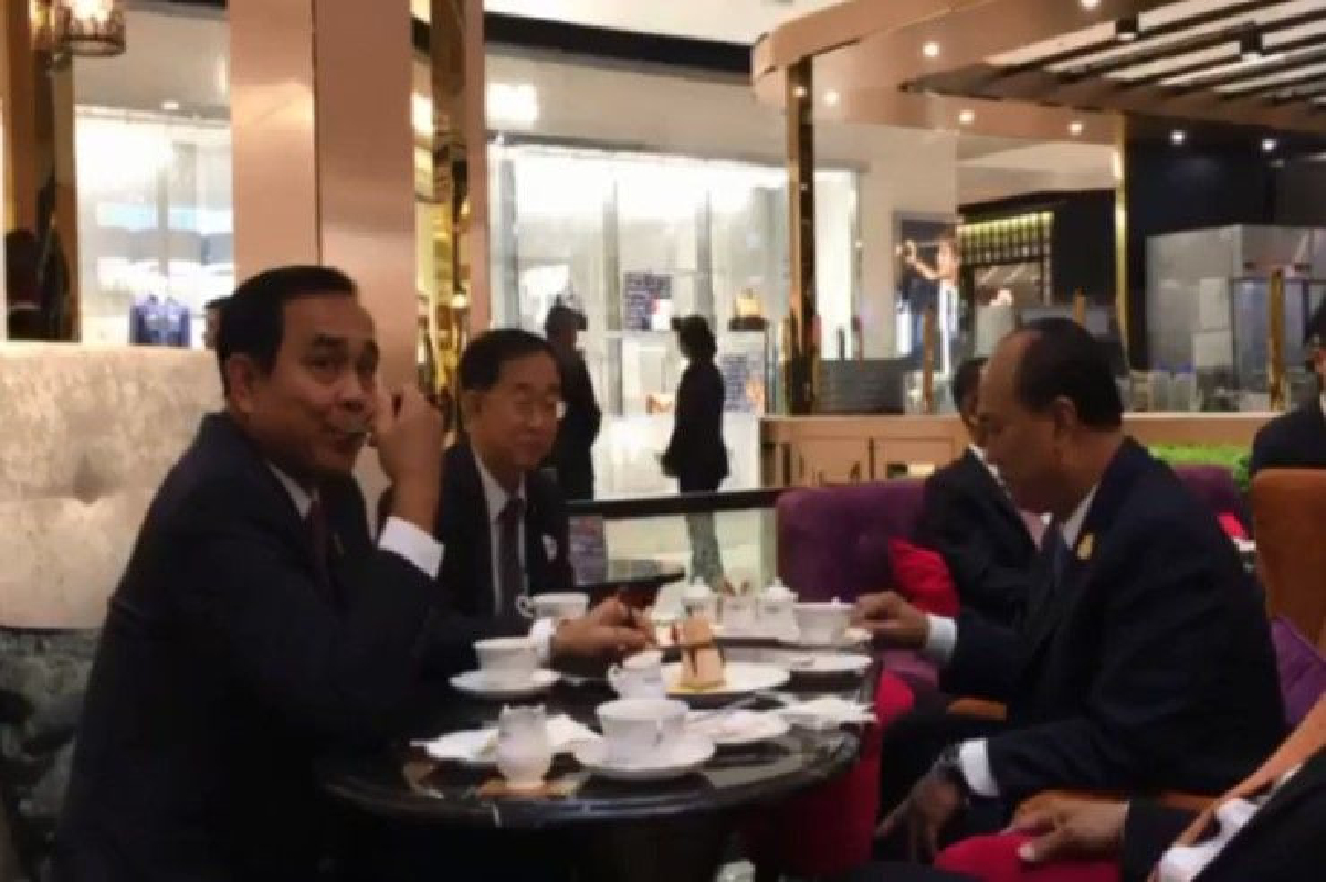 โมเมนต์หายาก "บิ๊กตู่" นั่งจิบกาแฟกลางห้างในรอบกว่า 10 ปี โมเมนต์หายาก "บิ๊กตู่" นั่งจิบกาแฟกลางห้างในรอบกว่า 10 ปี