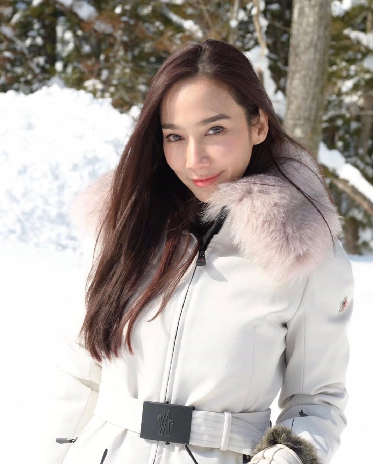 สวยครบจบที่แม่! อั้ม พัชราภา แต่งหน้าเบาๆจัดลุคสวยสดใสไปเล่นสกี