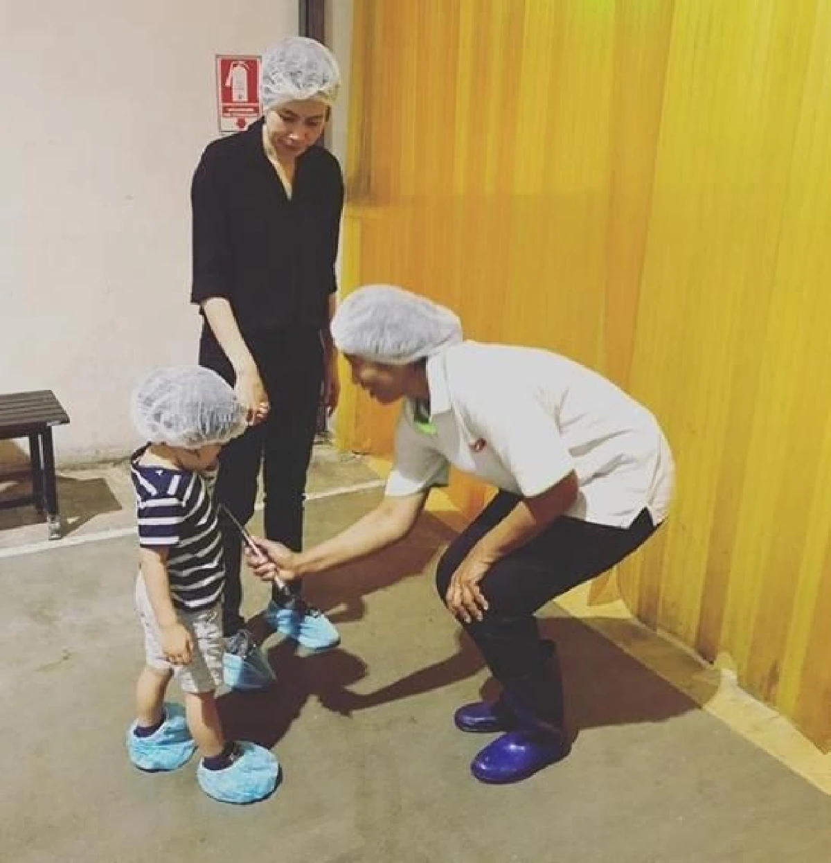 ออร่านายใหญ่มาแต่เด็ก! "เอ๊ะ ศศิกานต์” พาลูกชาย “น้องโรนิน"ตรวจธุรกิจโรงงานผลิตซอสปรุงรส