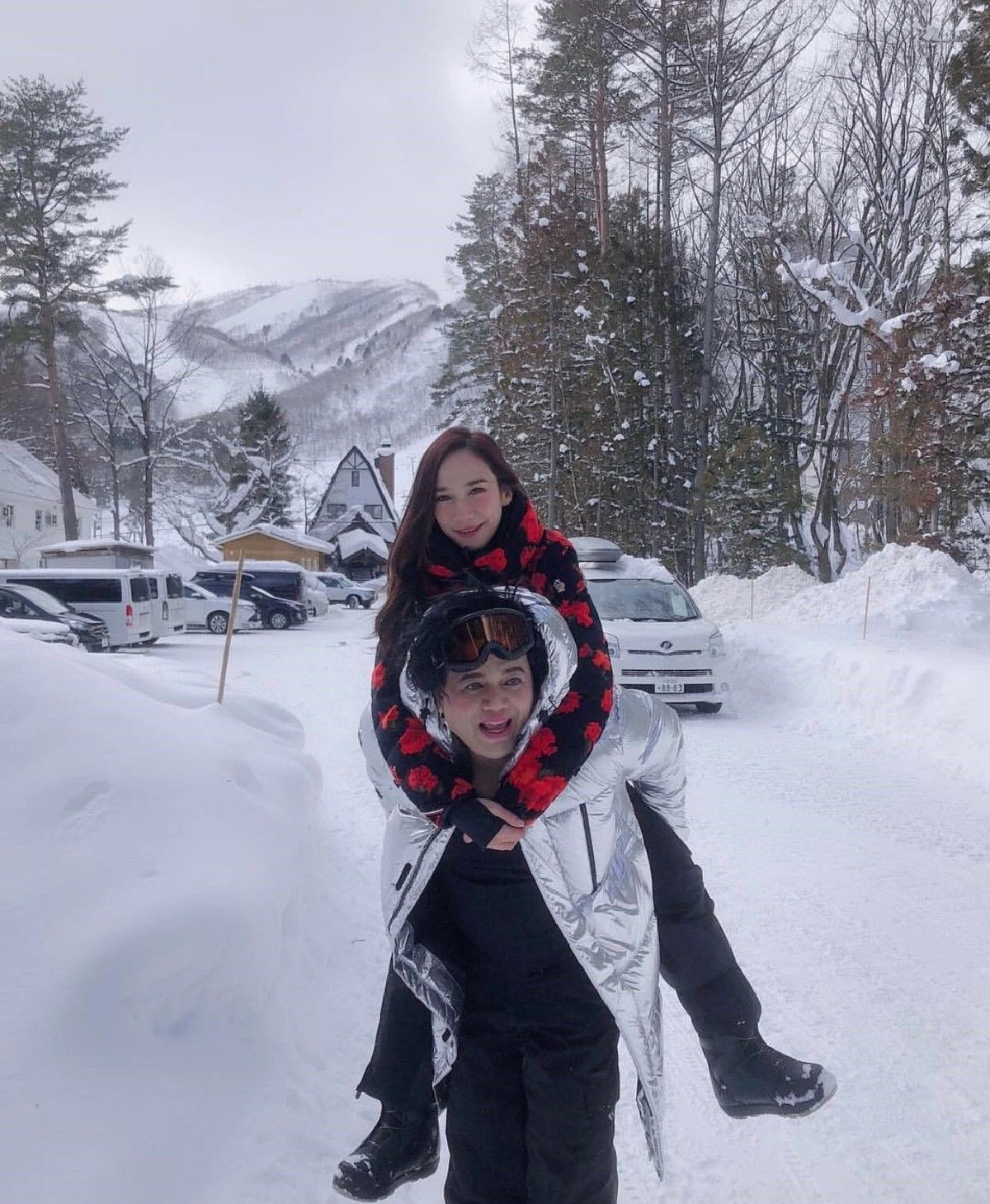 สวยครบจบที่แม่! อั้ม พัชราภา แต่งหน้าเบาๆจัดลุคสวยสดใสไปเล่นสกี