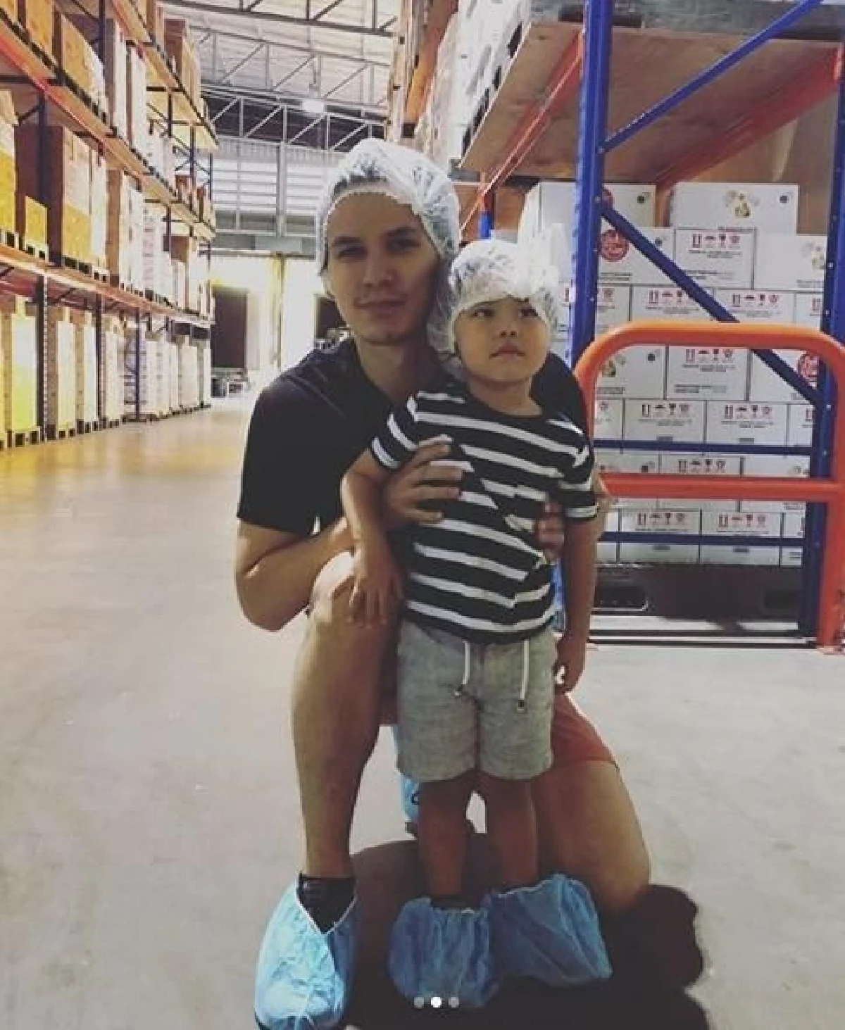 ออร่านายใหญ่มาแต่เด็ก! "เอ๊ะ ศศิกานต์” พาลูกชาย “น้องโรนิน"ตรวจธุรกิจโรงงานผลิตซอสปรุงรส